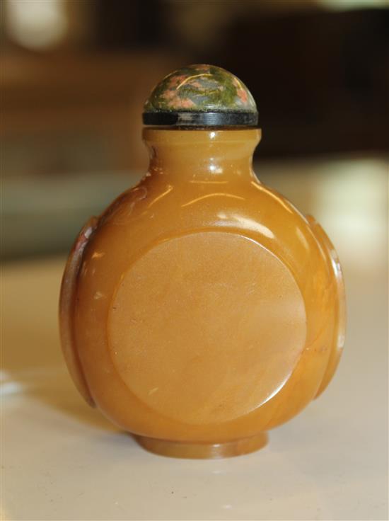 A Chinese russet chalcedony watch-shaped snuff bottle, 19th century, 5.2cm